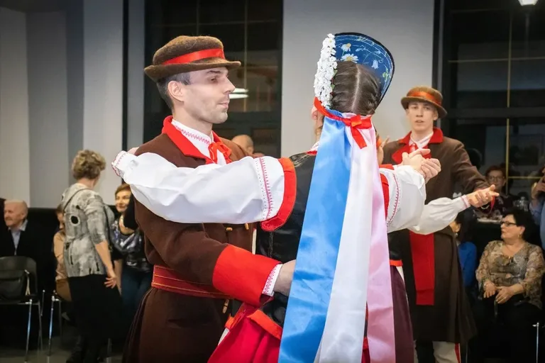 Ostrowianie wspólnie bawili się podczas Kurpiowskiej Potańcówki Ostatkowej (zdjęcia)