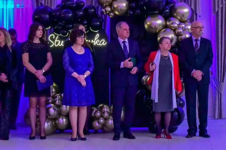 Maturzyści "Ekonomika" bawili się na studniówce (zdjęcia, wideo)
