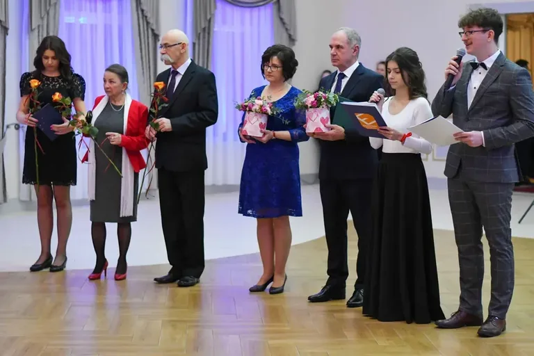 Maturzyści "Ekonomika" bawili się na studniówce (zdjęcia, wideo)