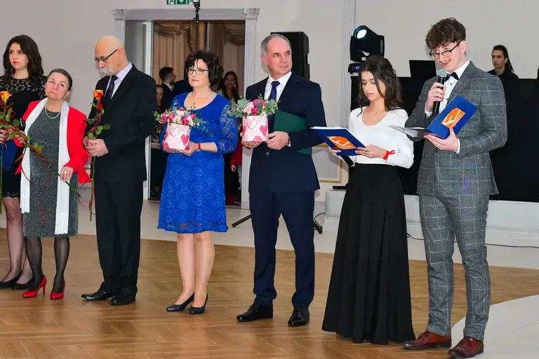 Maturzyści "Ekonomika" bawili się na studniówce (zdjęcia, wideo)