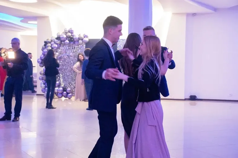 Maturzyści z ZSCKR w Starym Lubiejewie świętowali swój bal w "Euforii" (zdjęcia, wideo)