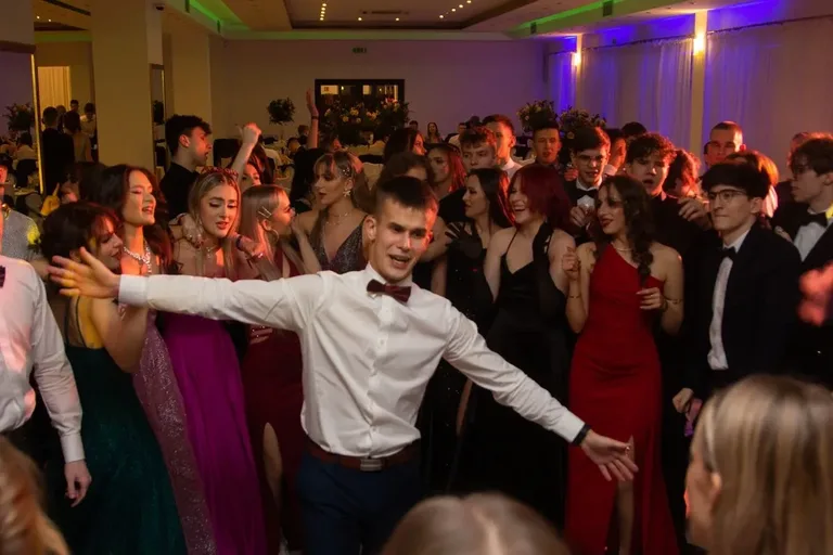 Studniówka Liceum Ogólnokształcącego im. Mikołaja Kopernika w Ostrowi Mazowieckiej! (zdjęcia, wideo)