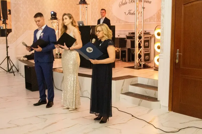 Studniówka maturzystów z Zespołu Szkół im. Stanisława Staszica w Małkini Górnej! (zdjęcia, wideo)