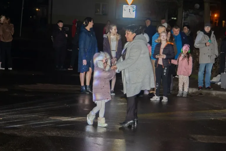 Mieszkańcy wspólnie rozpoczęli nowy rok przed ratuszem miejskim! (zdjęcia)
