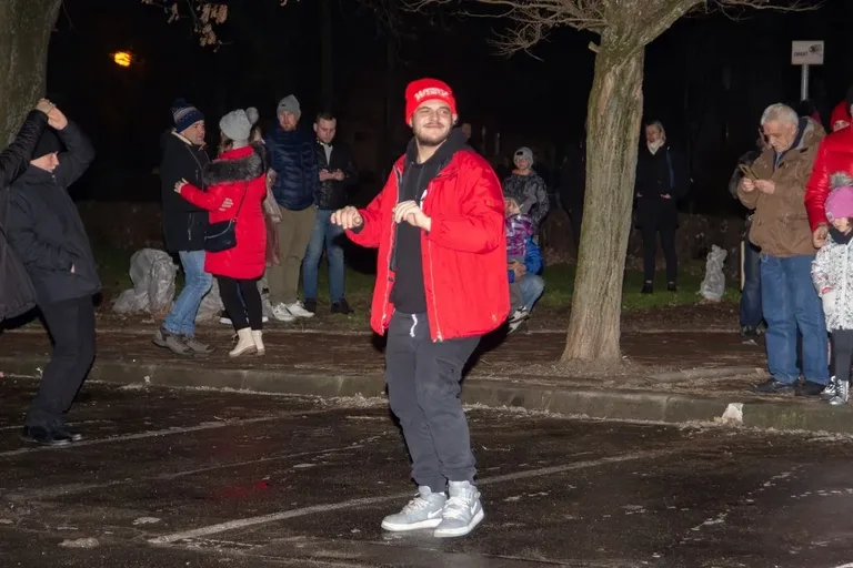 Mieszkańcy wspólnie rozpoczęli nowy rok przed ratuszem miejskim! (zdjęcia)