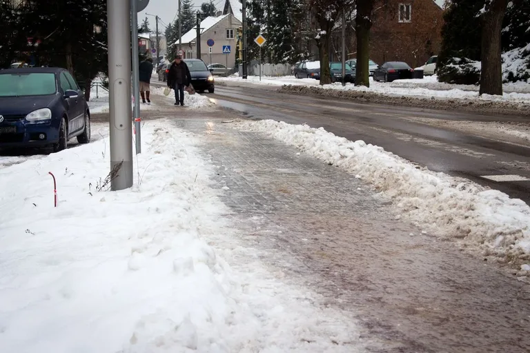 Gołoledź zapanowała w powiecie ostrowskim. Pamiętajcie o zachowaniu ostrożności!
