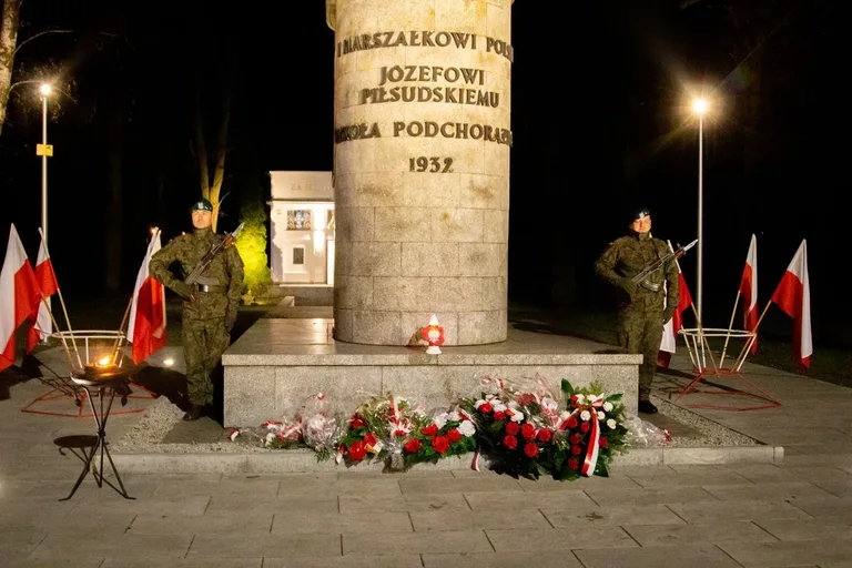 Obchody Dnia Podchorążego i 155. rocznica urodzin marszałka Józefa Piłsudskiego w Komorowie (zdjęcia)