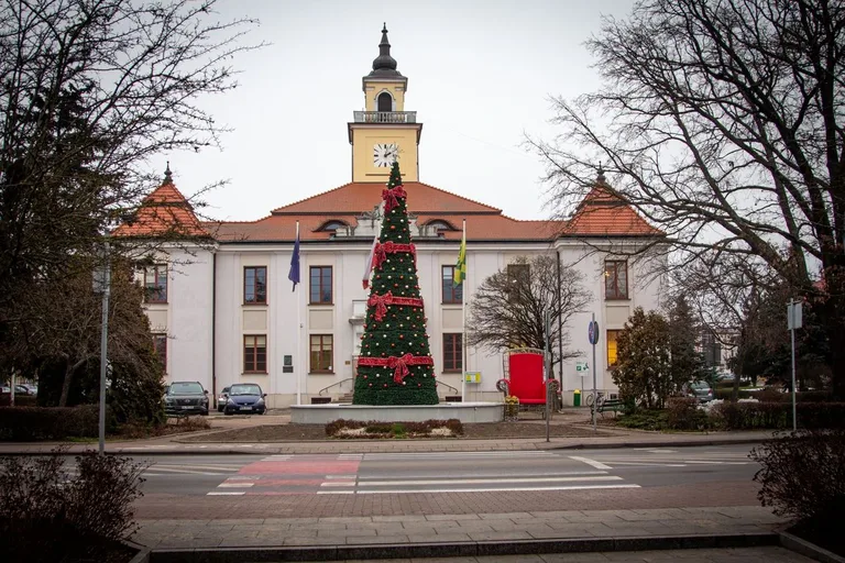 Bożonarodzeniowy klimat wkracza do Ostrowi Mazowieckiej. Pierwsze ozdoby już są! (zdjęcia)