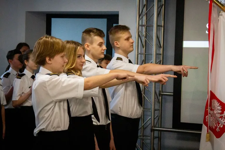 Pierwszoklasiści z CSL Technikum Lotniczego w Nagoszewie złożyli ślubowanie! (zdjęcia)