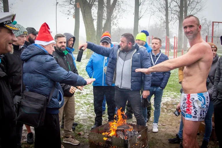 Morsy rozpoczęły sezon w stawie miejskim w Ostrowi Mazowieckiej! (zdjęcia) 