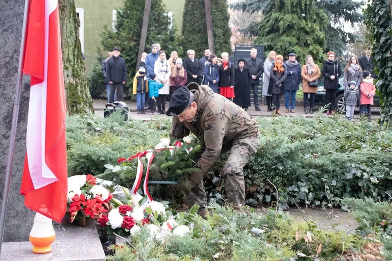 Obchody Narodowego Święta Niepodległości pod pomnikiem Marszałka Józefa Piłsudskiego w Broku (zdjęcia)