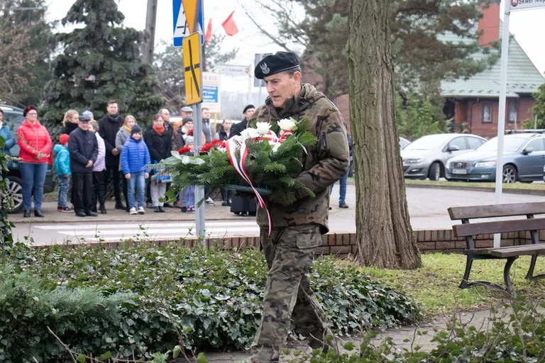 Obchody Narodowego Święta Niepodległości pod pomnikiem Marszałka Józefa Piłsudskiego w Broku (zdjęcia)