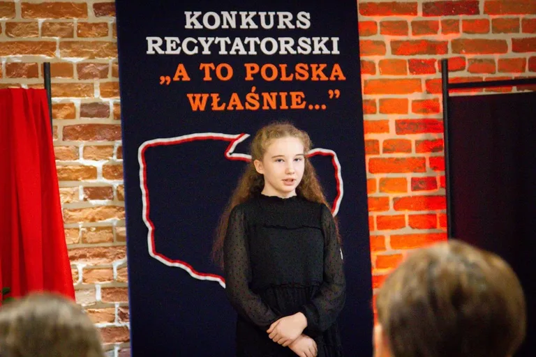 Uczniowie szkół podstawowych i ponadpodstawowych recytowali teksty patriotyczne (zdjęcia)