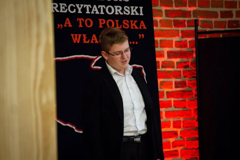 Uczniowie szkół podstawowych i ponadpodstawowych recytowali teksty patriotyczne (zdjęcia)