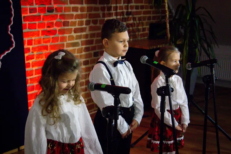 Uczniowie szkół podstawowych i przedszkolaki wzięli udział w Festiwalu Pieśni i Piosenki Patriotycznej! (zdjęcia, wideo)
