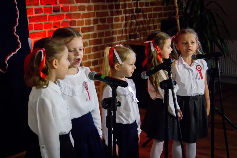 Uczniowie szkół podstawowych i przedszkolaki wzięli udział w Festiwalu Pieśni i Piosenki Patriotycznej! (zdjęcia, wideo)