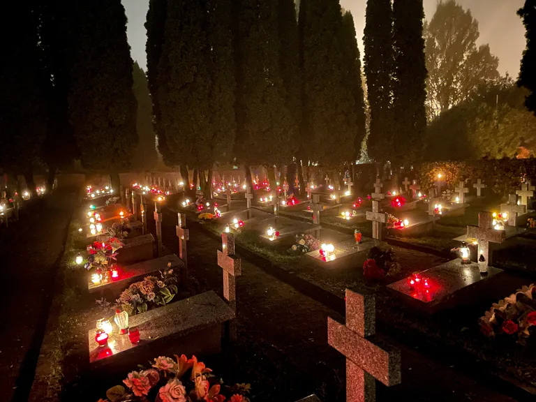 Dzień Wszystkich Świętych na ostrowskich cmentarzach(zdjęcia)