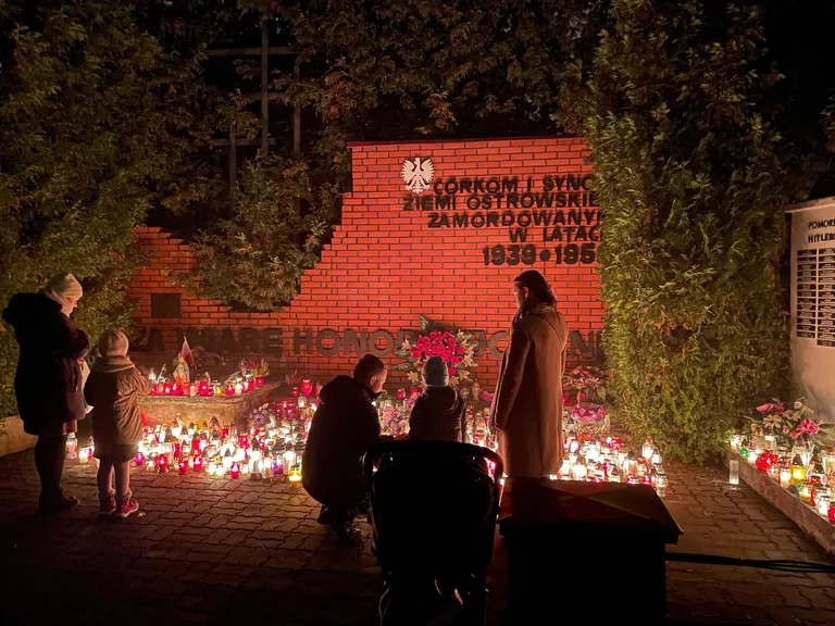 Dzień Wszystkich Świętych na ostrowskich cmentarzach(zdjęcia)