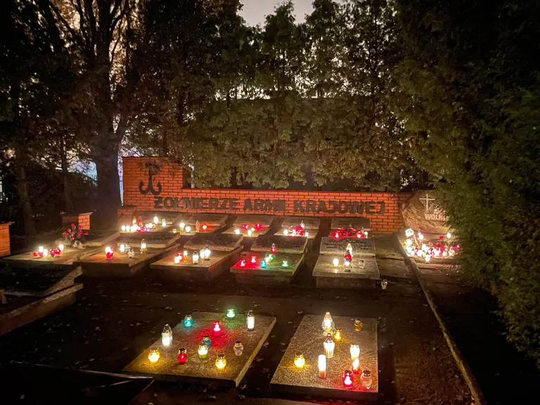 Dzień Wszystkich Świętych na ostrowskich cmentarzach(zdjęcia)