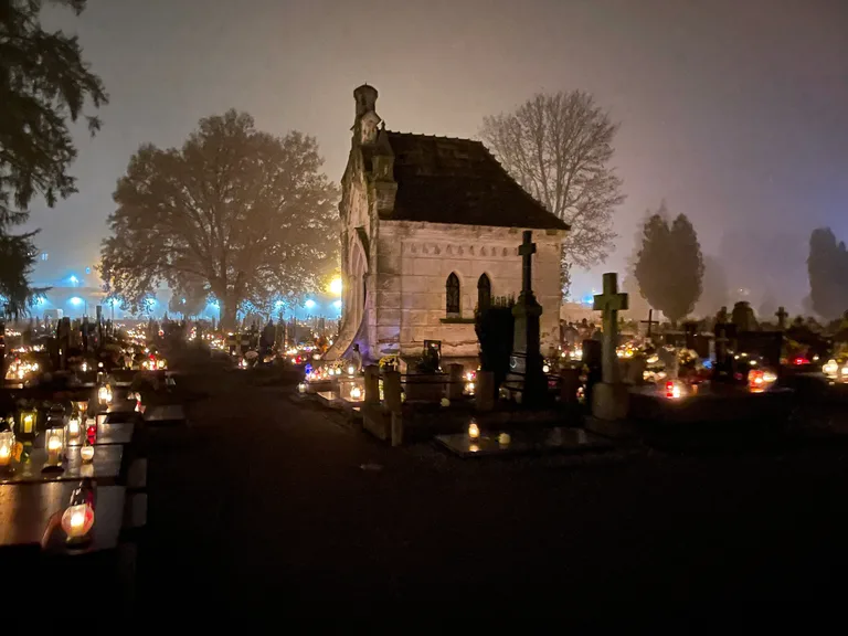 Dzień Wszystkich Świętych na ostrowskich cmentarzach(zdjęcia)