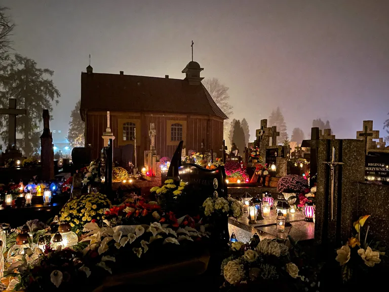 Dzień Wszystkich Świętych na ostrowskich cmentarzach(zdjęcia)