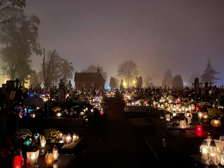 Dzień Wszystkich Świętych na ostrowskich cmentarzach(zdjęcia)