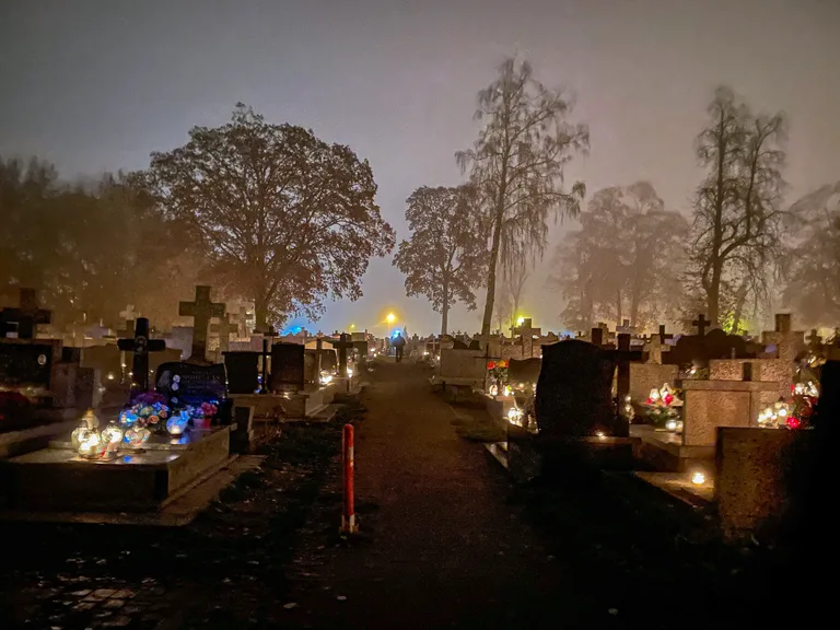 Dzień Wszystkich Świętych na ostrowskich cmentarzach(zdjęcia)