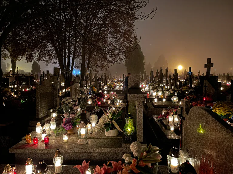 Dzień Wszystkich Świętych na ostrowskich cmentarzach(zdjęcia)