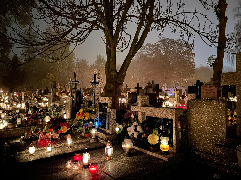 Dzień Wszystkich Świętych na ostrowskich cmentarzach(zdjęcia)