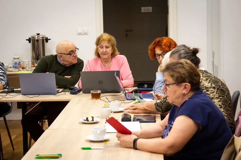Dorośli i seniorzy wzięli udział w warsztatach pt. "Bezpieczeństwo w sieci" (zdjęcia)