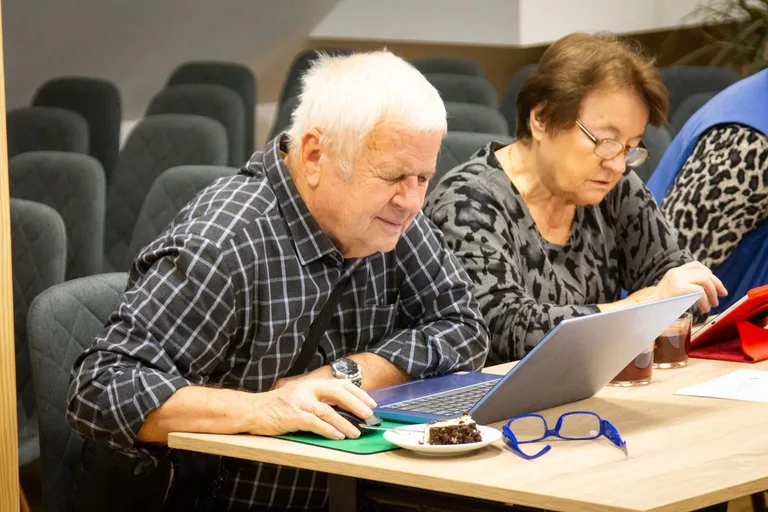Dorośli i seniorzy wzięli udział w warsztatach pt. "Bezpieczeństwo w sieci" (zdjęcia)