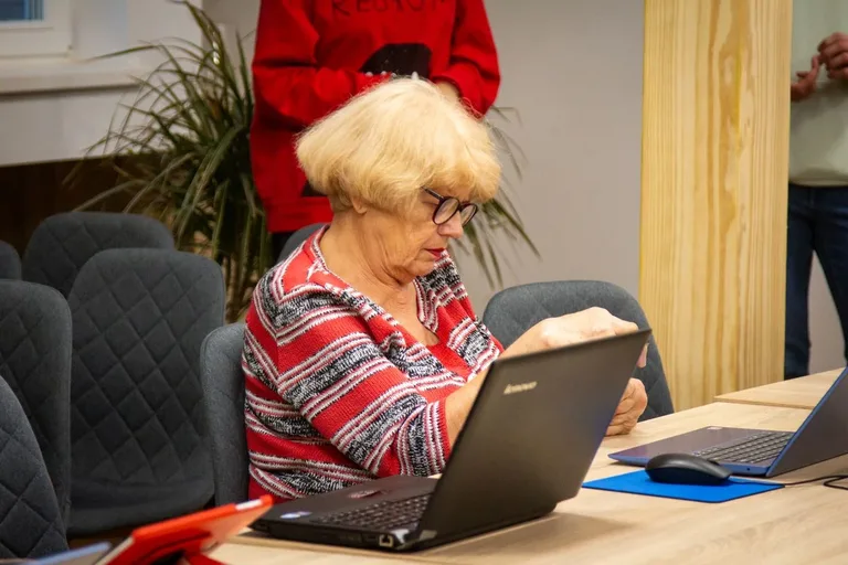 Dorośli i seniorzy wzięli udział w warsztatach pt. "Bezpieczeństwo w sieci" (zdjęcia)