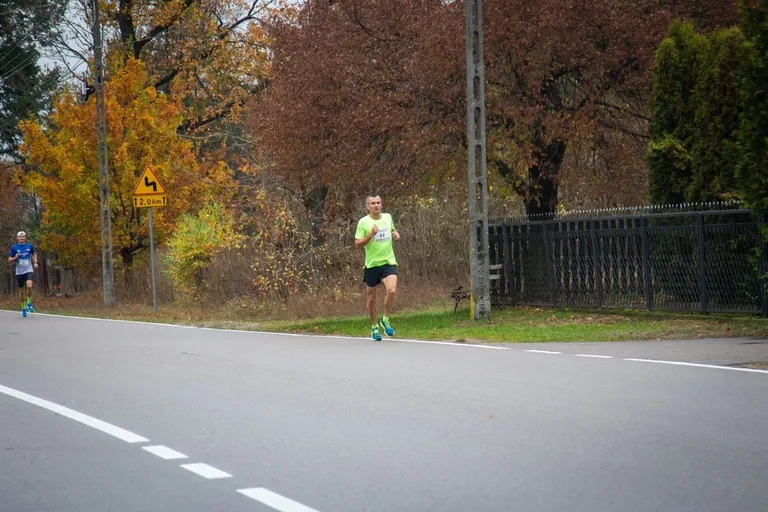 Zawodnicy pobiegli w Ostrowskim Półmaratonie (zdjęcia)