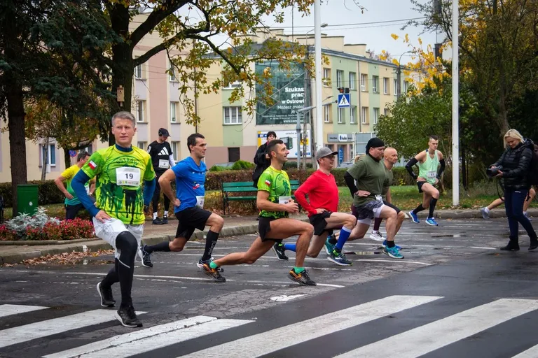 Zawodnicy pobiegli w Ostrowskim Półmaratonie (zdjęcia)