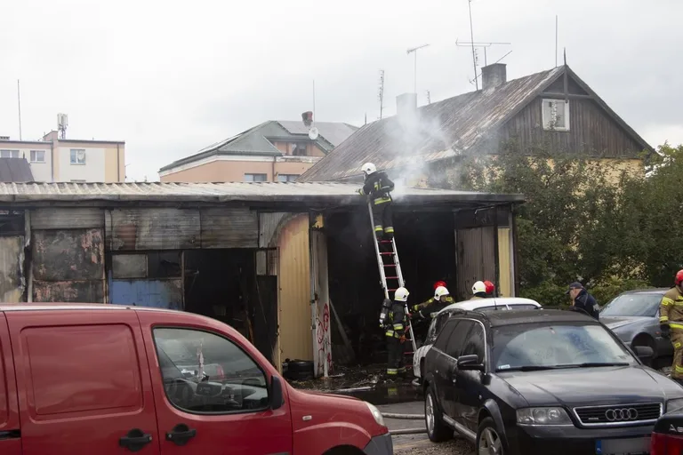 Pożar blaszanego garażu z samochodem w środku na ul. Karola Piłata! (zdjęcia)