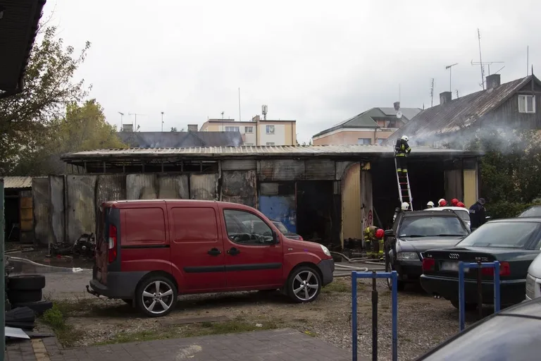 Pożar blaszanego garażu z samochodem w środku na ul. Karola Piłata! (zdjęcia)