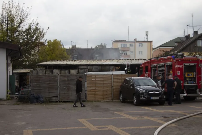 Pożar blaszanego garażu z samochodem w środku na ul. Karola Piłata! (zdjęcia)