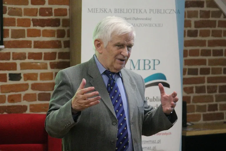Spotkanie z prof. Adamem Dobrońskim i otwarcie wystawy plenerowej pt. "Śladami Podchorążych" (zdjęcia)