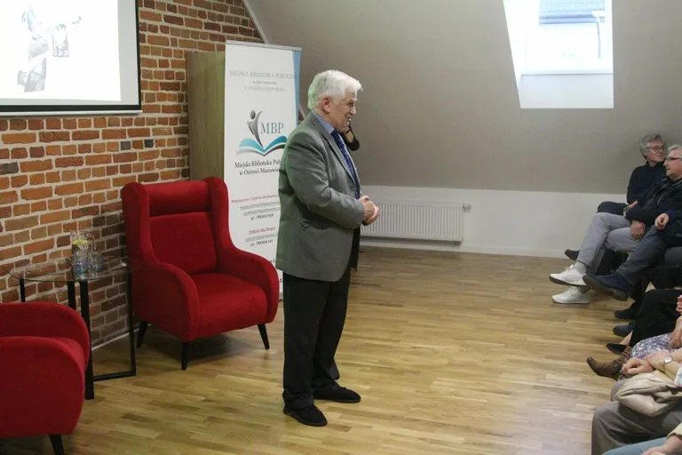 Spotkanie z prof. Adamem Dobrońskim i otwarcie wystawy plenerowej pt. "Śladami Podchorążych" (zdjęcia)