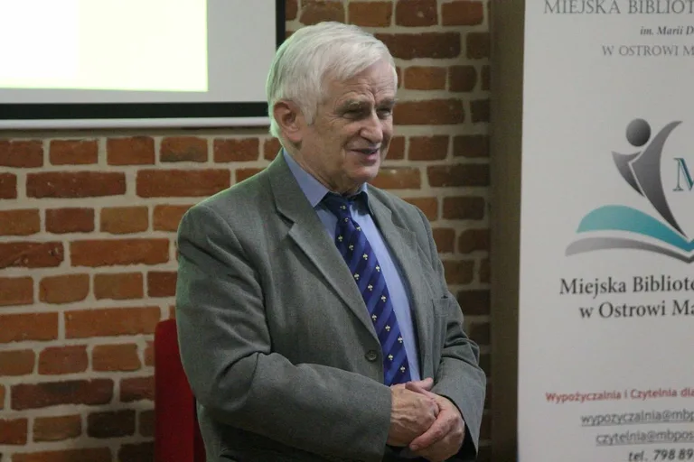 Spotkanie z prof. Adamem Dobrońskim i otwarcie wystawy plenerowej pt. "Śladami Podchorążych" (zdjęcia)