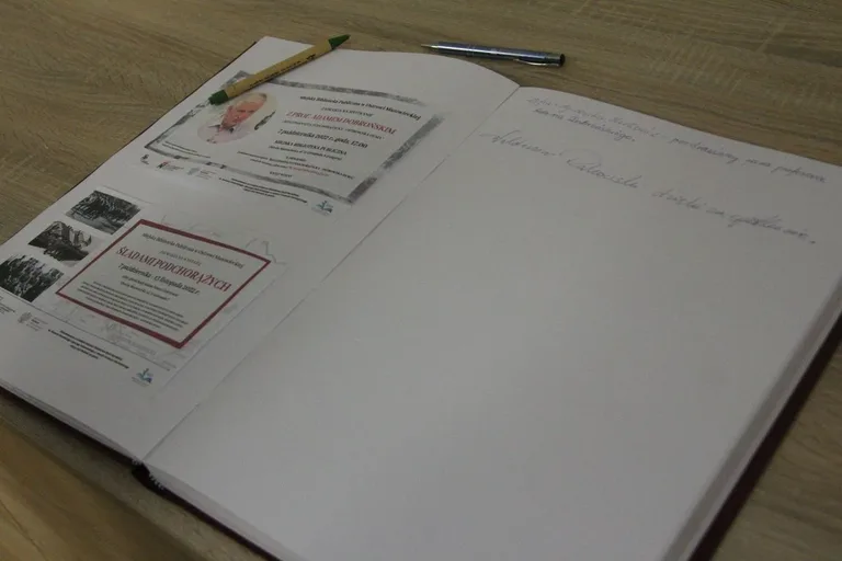 Spotkanie z prof. Adamem Dobrońskim i otwarcie wystawy plenerowej pt. "Śladami Podchorążych" (zdjęcia)