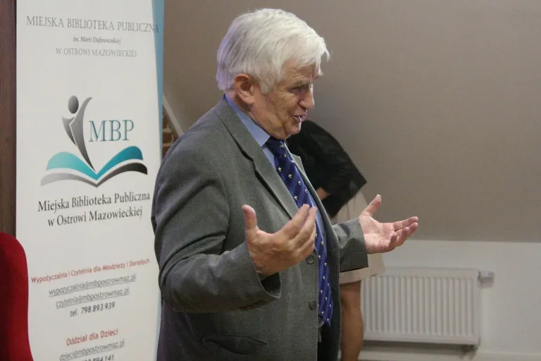 Spotkanie z prof. Adamem Dobrońskim i otwarcie wystawy plenerowej pt. "Śladami Podchorążych" (zdjęcia)