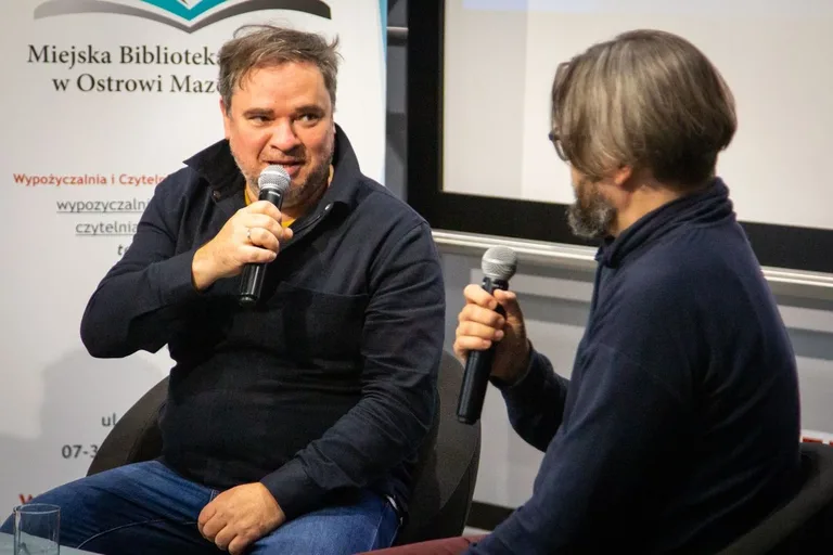 Spotkanie autorskie z Grzegorzem Kasdepke i Hubertem Klimko-Dobrzanieckim - podsumowanie projektu "Ojczysty Nieoczywisty" (zdjęcia)