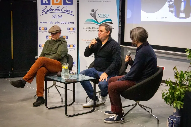 Spotkanie autorskie z Grzegorzem Kasdepke i Hubertem Klimko-Dobrzanieckim - podsumowanie projektu "Ojczysty Nieoczywisty" (zdjęcia)