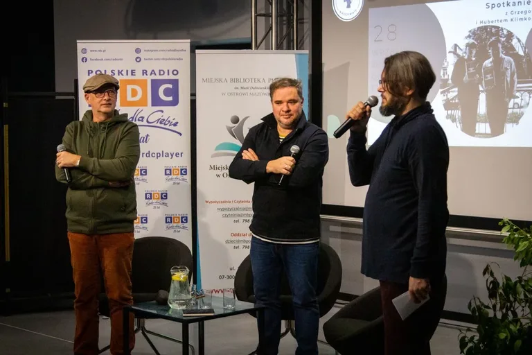 Spotkanie autorskie z Grzegorzem Kasdepke i Hubertem Klimko-Dobrzanieckim - podsumowanie projektu "Ojczysty Nieoczywisty" (zdjęcia)