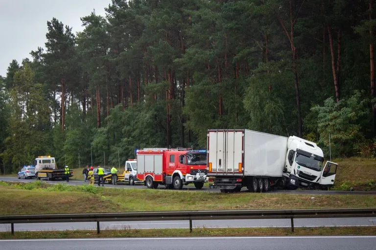 Uwaga korek! Samochód ciężarowy blokuje zjazd z S8 do Ostrowi Mazowieckiej (zdjęcia)