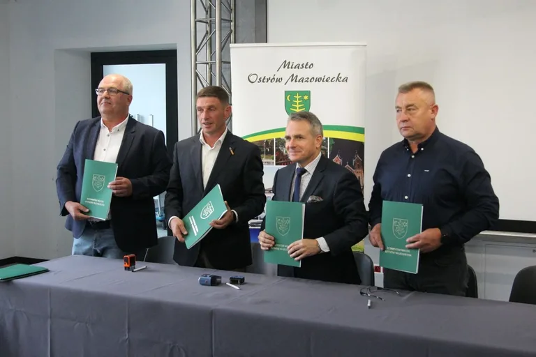 Podpisanie umów z wykonawcami zadania pt. "Budowa dróg na terenie Miasta Ostrów Mazowiecka" (zdjęcia)