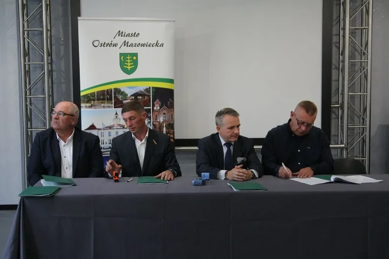 Podpisanie umów z wykonawcami zadania pt. "Budowa dróg na terenie Miasta Ostrów Mazowiecka" (zdjęcia)