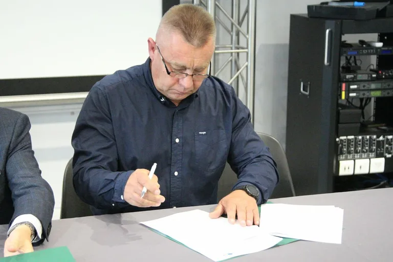Podpisanie umów z wykonawcami zadania pt. "Budowa dróg na terenie Miasta Ostrów Mazowiecka" (zdjęcia)