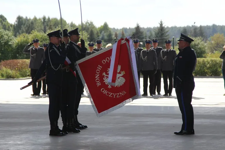 Uroczyste nadanie sztandaru Komendy Powiatowej Policji w Ostrowi Mazowieckiej (zdjęcia)
